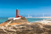Leuchtturm am Strand und entfernter Windpark, Fortim, Ceara, Brasilien — Stockfoto