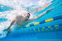 Entraînement sportif olympique en piscine sous-marine — Photo de stock