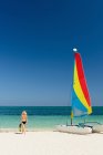 Женщина на пляже, залив Грейс, Провиденсиалес, Теркс и Кайкос, Карибы — стоковое фото