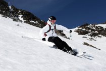 Катание на лыжах на скорости вниз по горе — стоковое фото