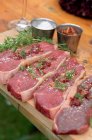 Steaks mit Kräutern grillen — Stockfoto