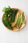 Verduras verdes frescas en el plato - foto de stock