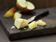 Queso cheddar maduro con rodajas de manzana en madera - foto de stock