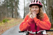 Retrato de mujer madura en paseo en bicicleta - foto de stock