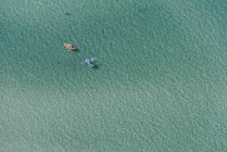 Vista aérea de dos kayaks de mar, Melbourne, Victoria, Australia - foto de stock