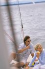 Пара на лодке обедает — стоковое фото