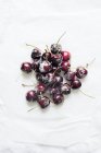 Vista de alto ângulo de cerejas frescas em açúcar de confeiteiro — Fotografia de Stock
