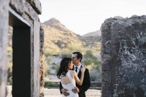 Noiva e noivo, ao ar livre, em abraço romântico — Fotografia de Stock