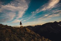 Жінка на скелястому горловині дивлячись на думку, Скелясті гори Національний парк, Колорадо, США — стокове фото