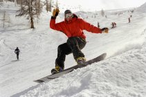 Чоловік в дії на сноуборді — стокове фото