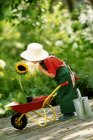 Девушка с подсолнухом в саду — стоковое фото