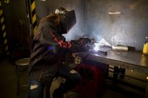 Metallo metallaro femminile saldatura al banco da lavoro — Foto stock