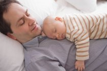 Metà uomo adulto a riposo con il figlio — Foto stock