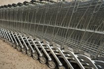 Chariots de supermarché garés un en un — Photo de stock