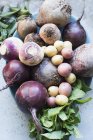Vista superior de remolachas y patatas frescas recogidas - foto de stock