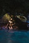 Jeune femme dans la piscine dans les grottes de sirène, Oahu, Hawaï, USA — Photo de stock