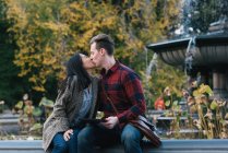 Casal adulto médio beijando na fonte Bethesda em Central Park, Nova York, EUA — Fotografia de Stock