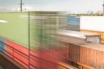 Zug fährt an Containerwerft vorbei — Stockfoto