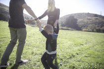 Родители и мальчик наслаждаются днем на открытом воздухе — стоковое фото