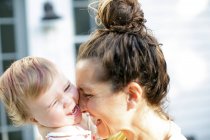 Felice madre e figlia sul portico — Foto stock