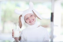 Chica con vaso de leche - foto de stock