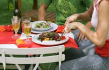 Imagem cortada de casal almoçando ao ar livre — Fotografia de Stock