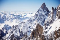 Rochers de montagne enneigés — Photo de stock