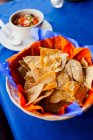 Chips de tortilla et salsa servis sur la table — Photo de stock