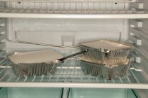 Контейнери для фаст-фудів на полиці холодильника — стокове фото