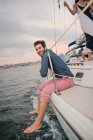 Середній дорослий чоловік сидить на палубі човна — стокове фото