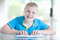 Portrait de garçon à l'aide d'une tablette numérique — Photo de stock