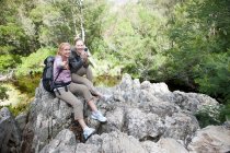 Escursionisti ragazza scattare foto da roccia — Foto stock
