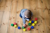Bambino ragazzo giocare con mattoni — Foto stock