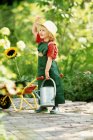Дівчина з соняшником в саду — стокове фото