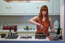 Metà donna adulta cucina in cucina — Foto stock