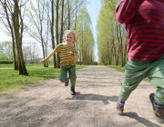 Niños corriendo en el camino en el parque - foto de stock