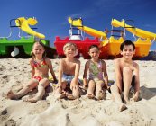 Niños en la playa - foto de stock
