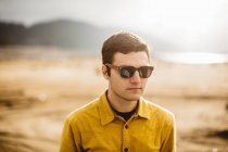 Retrato de un joven con gafas de sol, Huntington Lake, California, EE.UU. - foto de stock