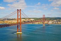 Отмечая мнение мост 25 де Абриль, Лиссабон, Португалия — стоковое фото