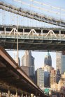 Городской пейзаж и мост Нью-Йорка — стоковое фото
