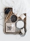 Натюрморт из гвоздей, ниток и текстиля в контейнере — стоковое фото