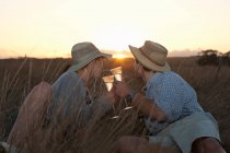 Paar trinkt Wein auf Safari, Stellenbosch, Südafrika — Stockfoto