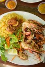 Тарелка морепродуктов, риса и салата — стоковое фото