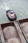 Rebocador empurrando barcaças de areia — Fotografia de Stock