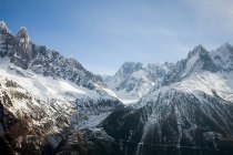 Vista panorâmica das montanhas cobertas de neve — Fotografia de Stock