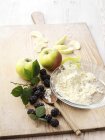 Zutaten für das Dessert aus Apfel und Brombeere — Stockfoto