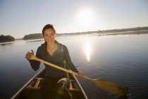 Donna canoa nella luce del mattino — Foto stock