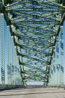 Estrutura de aço da ponte na luz solar brilhante — Fotografia de Stock