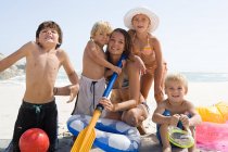 Famiglia in spiaggia — Foto stock