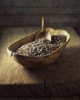Tigela de madeira com mistura de sementes de papoila, girassol e linho — Fotografia de Stock